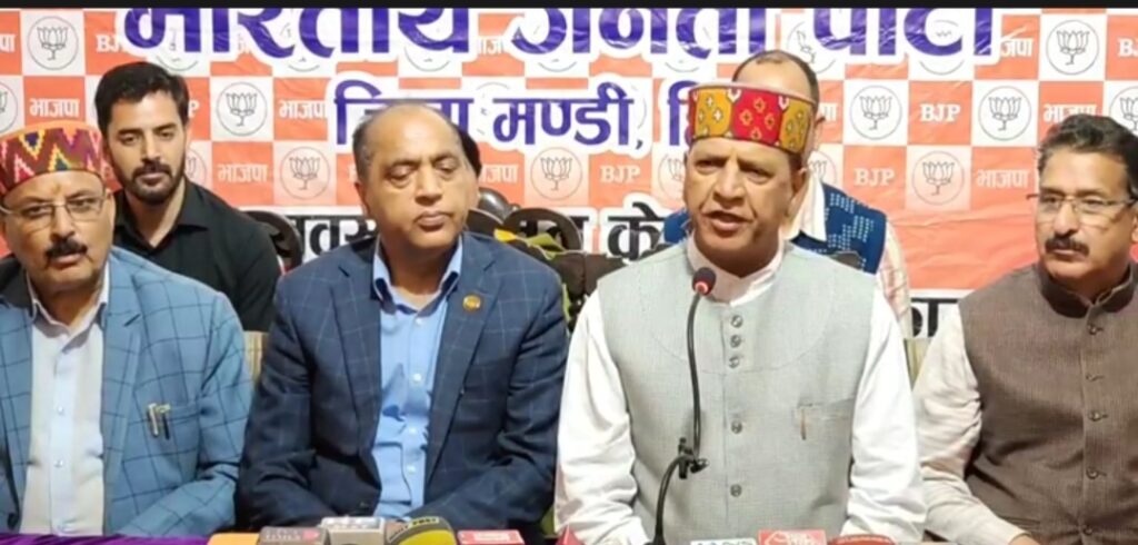 मंडी में प्रेस वार्ता: जयराम ठाकुर और राजीव बिंदल ने सरकार पर साधा निशाना